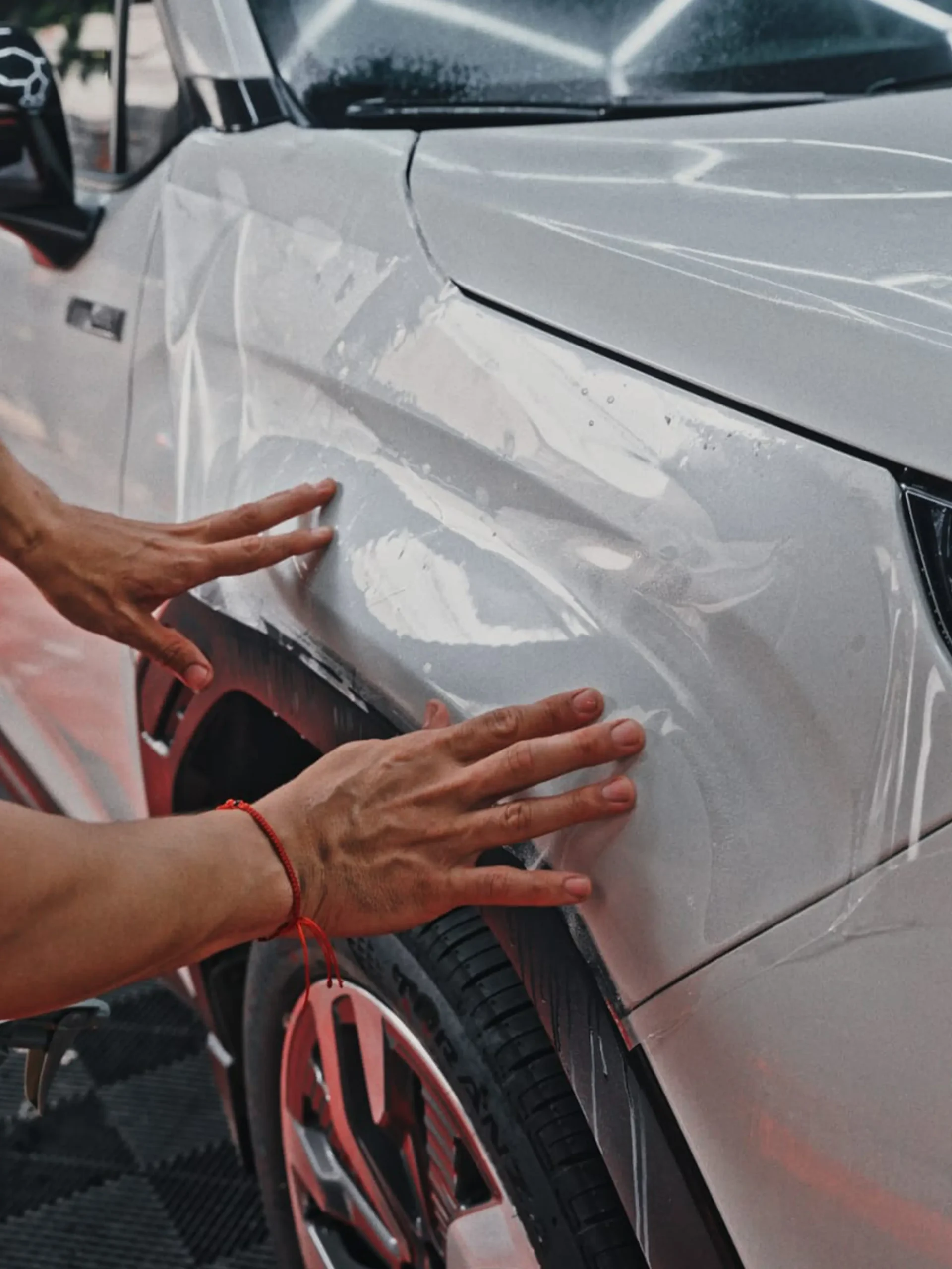 Aplicación de lámina Paint Protection Film en taller de Lima