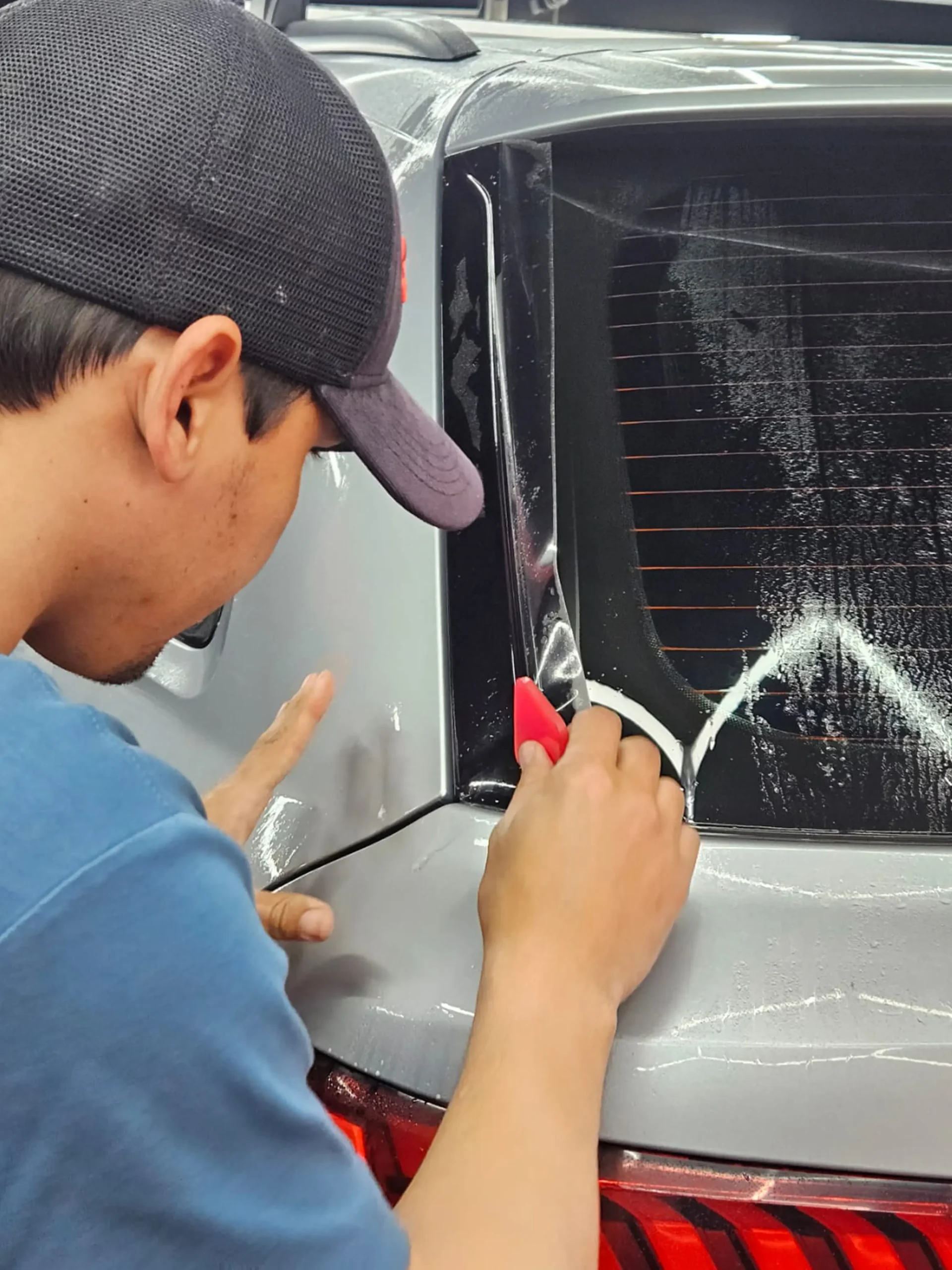 Acabado brillante con protección PPF autorregenerable para autos de alta gama