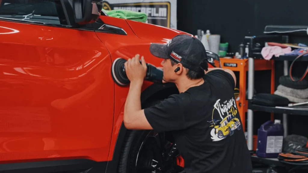 Tratamiento cerámico Sonax y CarPro aplicado en un taller especializado de Lima.