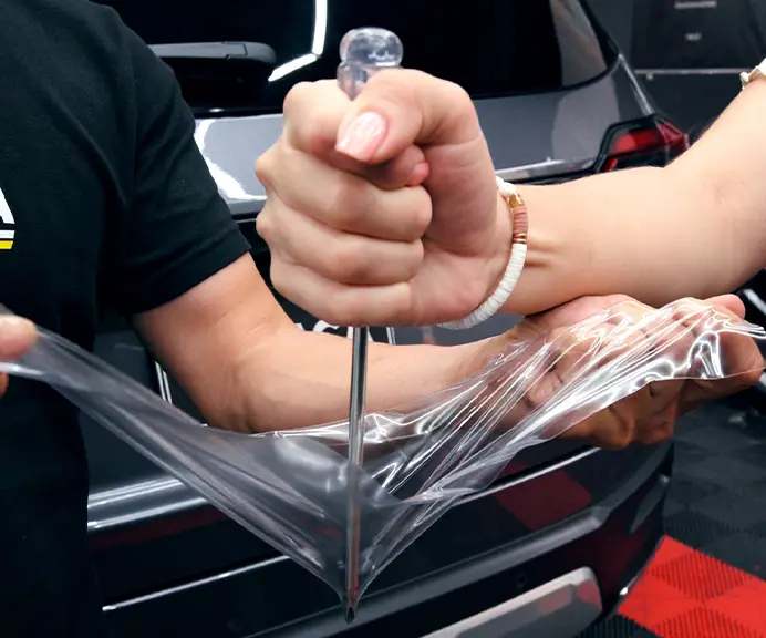 Instalación de PPF y película de protección para pintura de autos de alta gama en Lima.