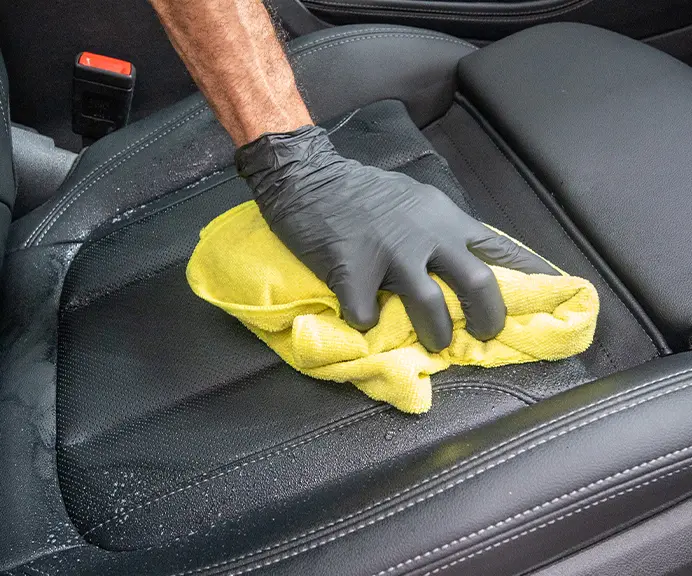 Interior de auto limpio tras lavado de salón en Surquillo
