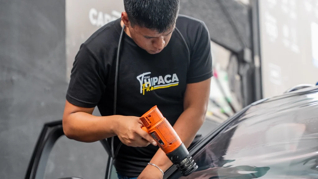 Película de control solar Crystalline instalada para bloquear el calor infrarrojo en el auto.