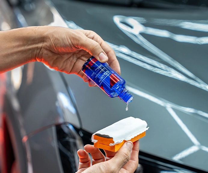 Aplicación de recubrimiento cerámico para interiores de autos y asientos de cuero.