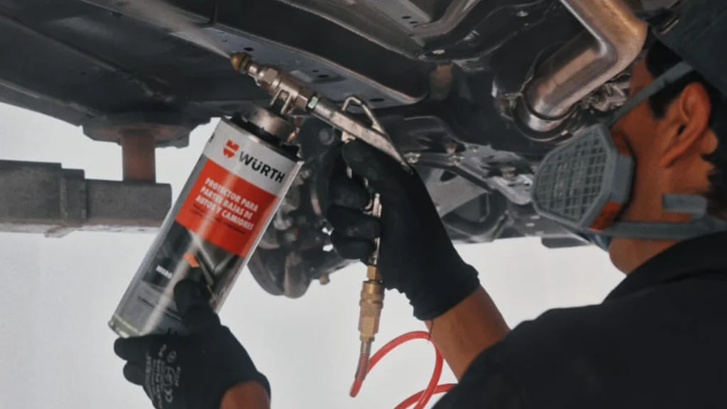 Zincado de pernos, tuercas y componentes metálicos de motor contra la corrosión.
